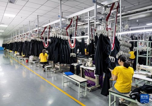 新华全媒+丨从家庭作坊到现代化工厂 从乡镇企业到国际知名企业——探访福建晋江民营服装服饰零售业的蝶变之路